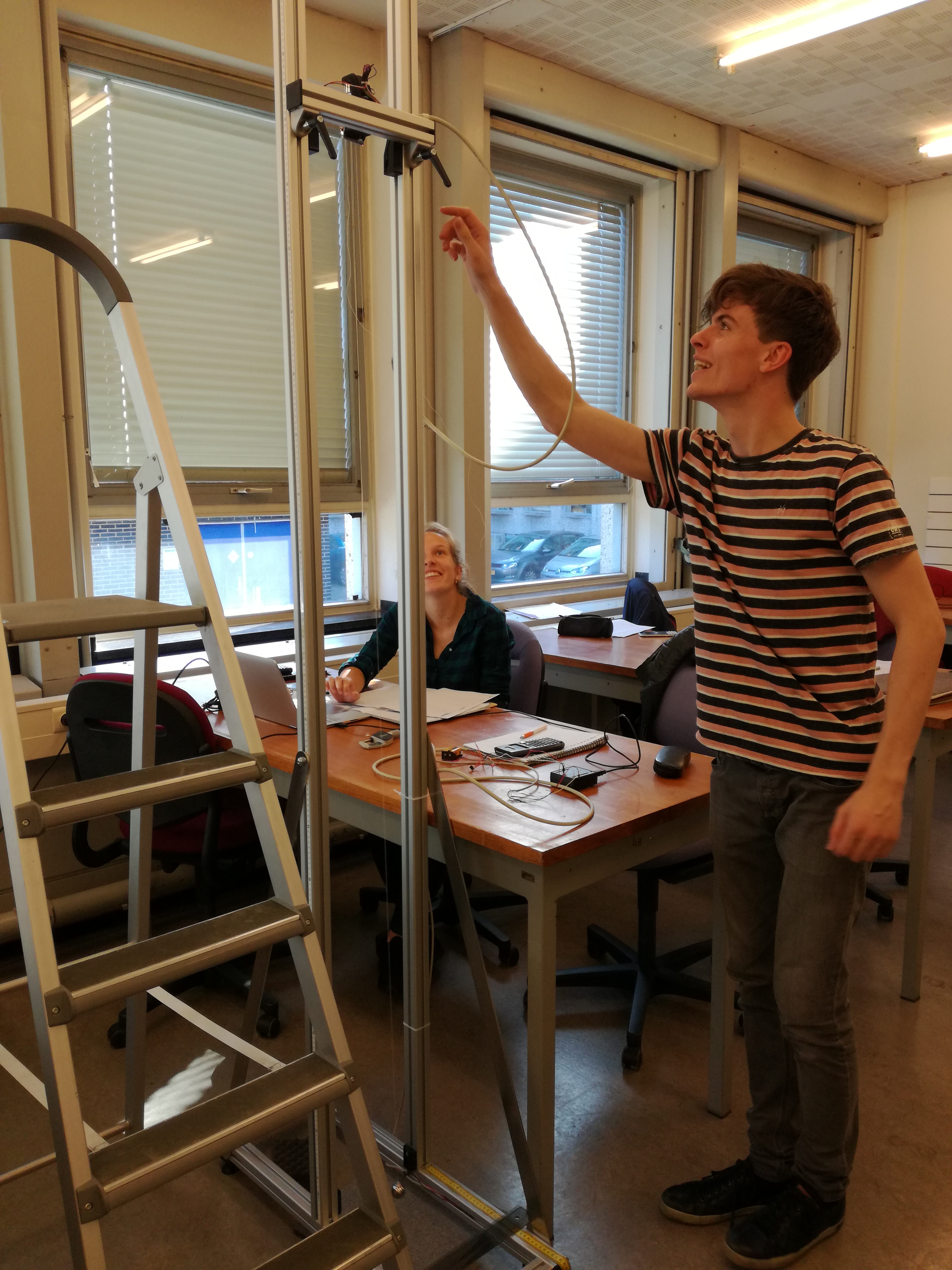 Students working in the First Year Physics Lab Course (FYPLC) on the new experiment to determine the gravitational acceleration g with 0.1% accuracy.