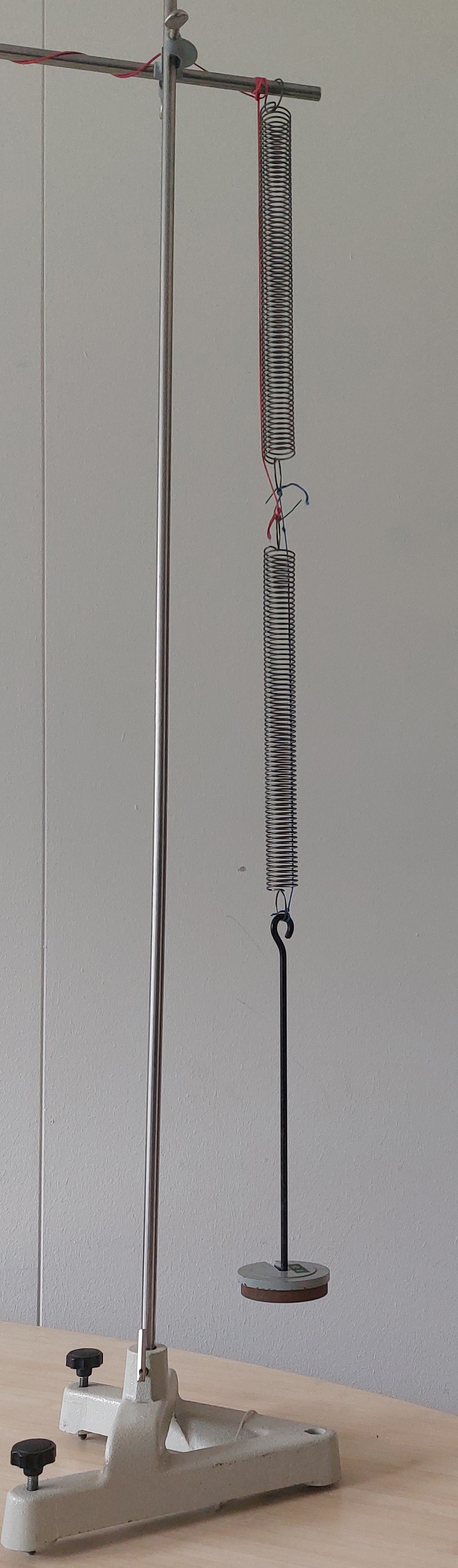 two springs below each others, each spring has parallel to it a wire