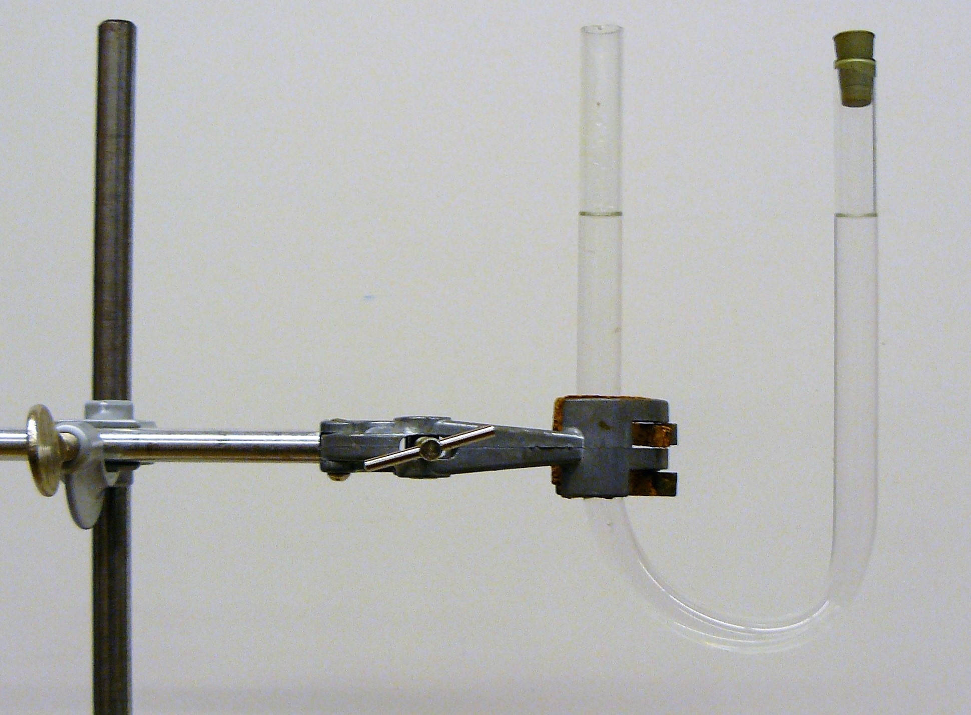 U shape tube with liquid and stopper, liquid left and right are at same level