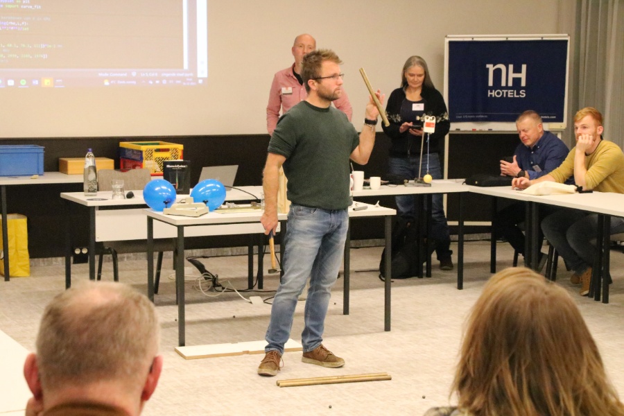 Freek with a heavy rod in his hand during a workshop.